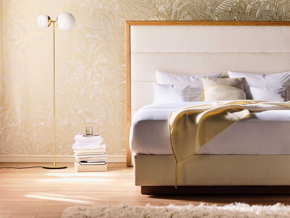 Kategoriebild: Bett mit weiß und beiger Bettwäsche